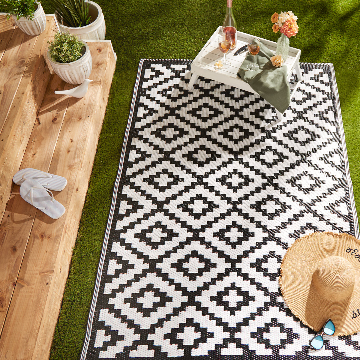 Plastic Black/White Indoor/Outdoor Rug